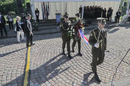 Hrvaški predsednik Zoran Milanovič je položil prvi venec